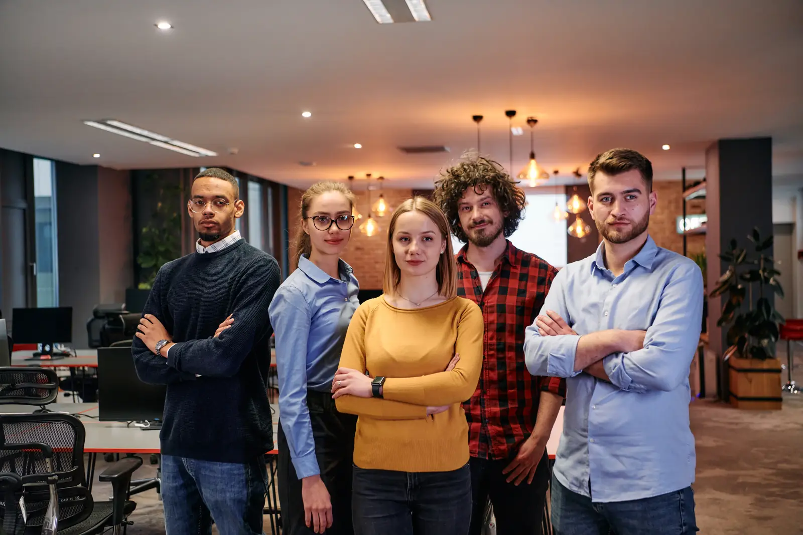 Selbstbewusste Kolleginnen und Kollegen im Büro
