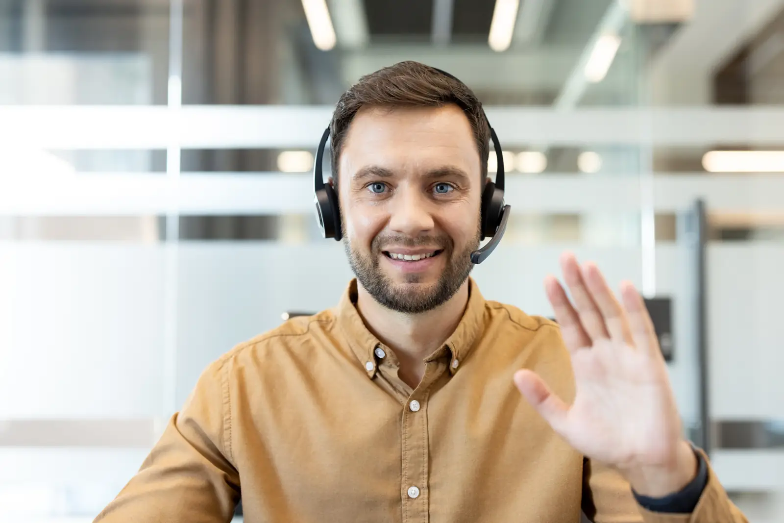 Freundlicher Berater mit Headset im Gespräch