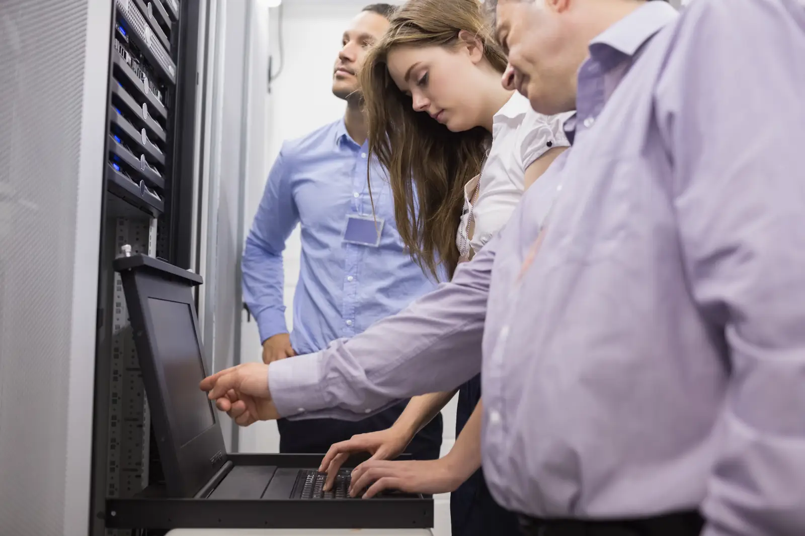Team analysiert Daten im Serverraum