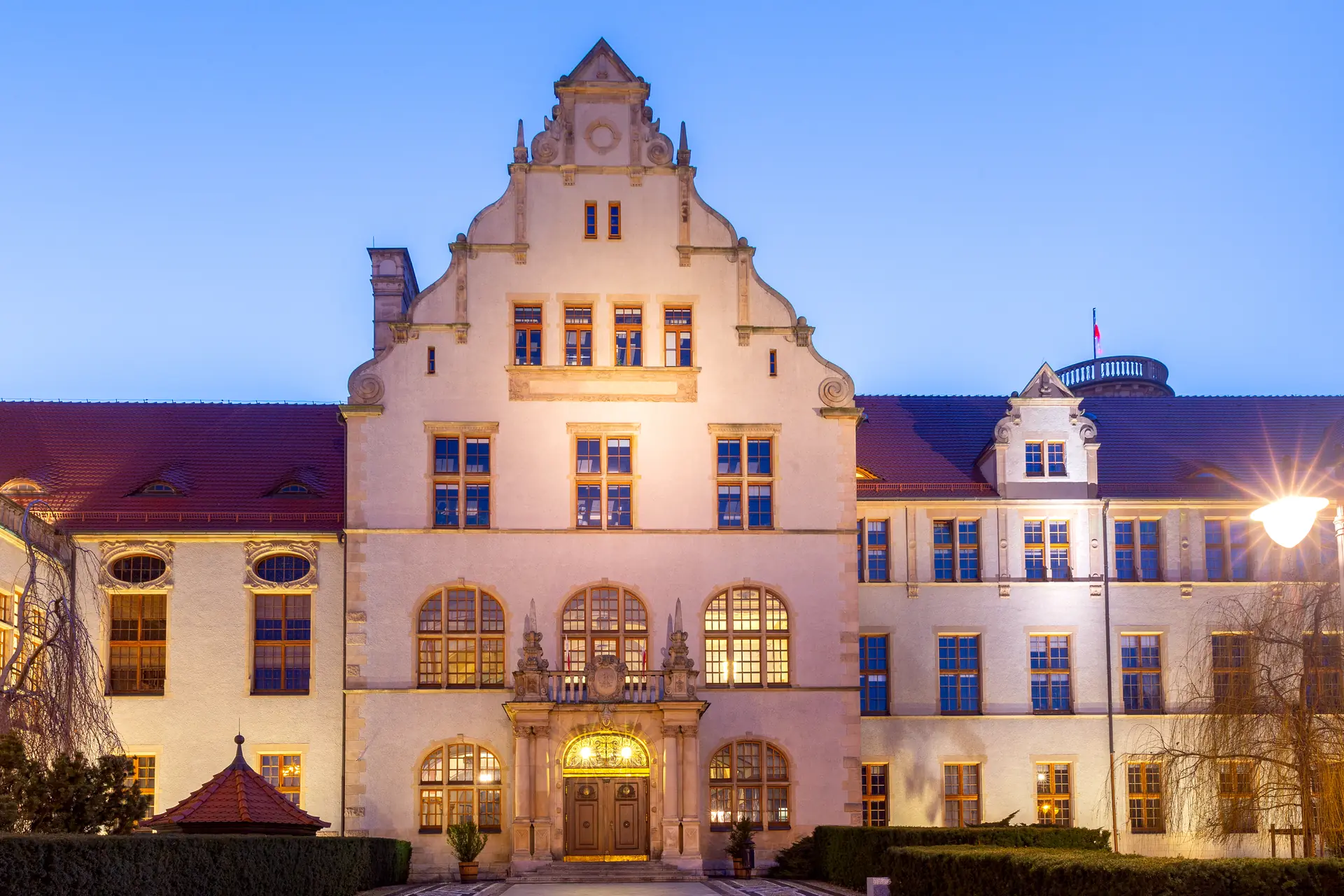 Historisches Gebäude mit Giebelfassade in der Abenddämmerung