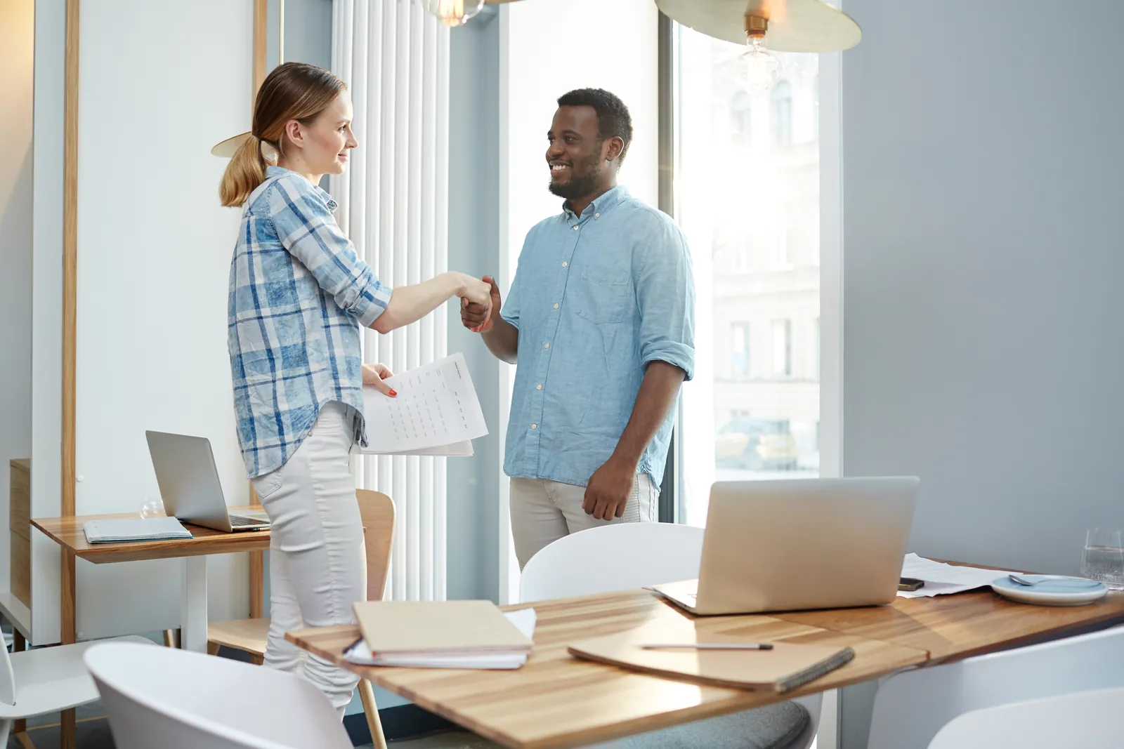 Begrüßung per Handschlag im Büro beim IT-Onboarding und Offboarding von Mitarbeitenden