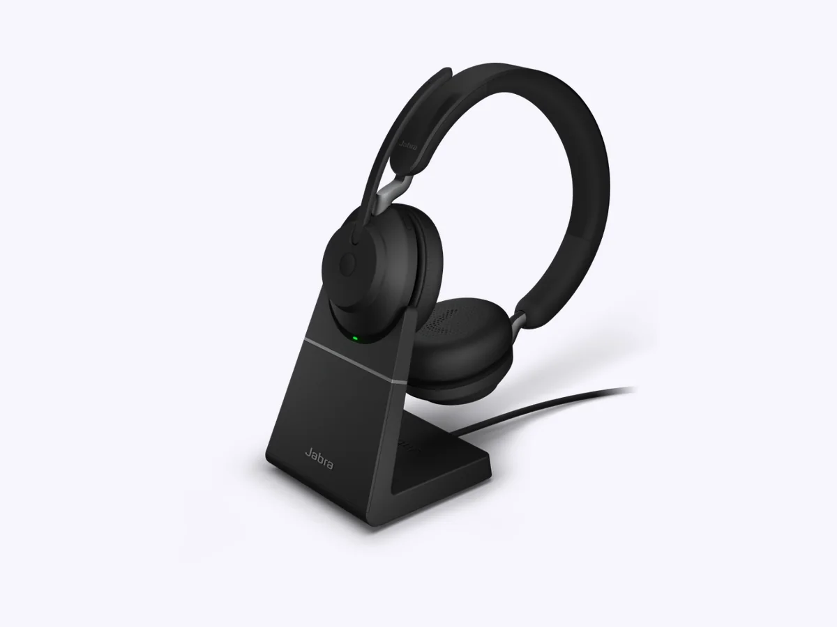 Jabra Evolve2 65 mit Ladestation (Produktfoto: Jabra)