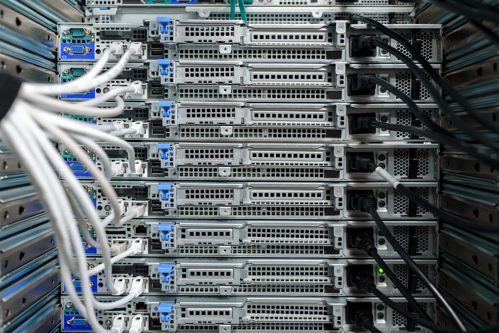 Verkabelte Server im Rack als lokale Basis für Exchange Hybrid mit Microsoft 365