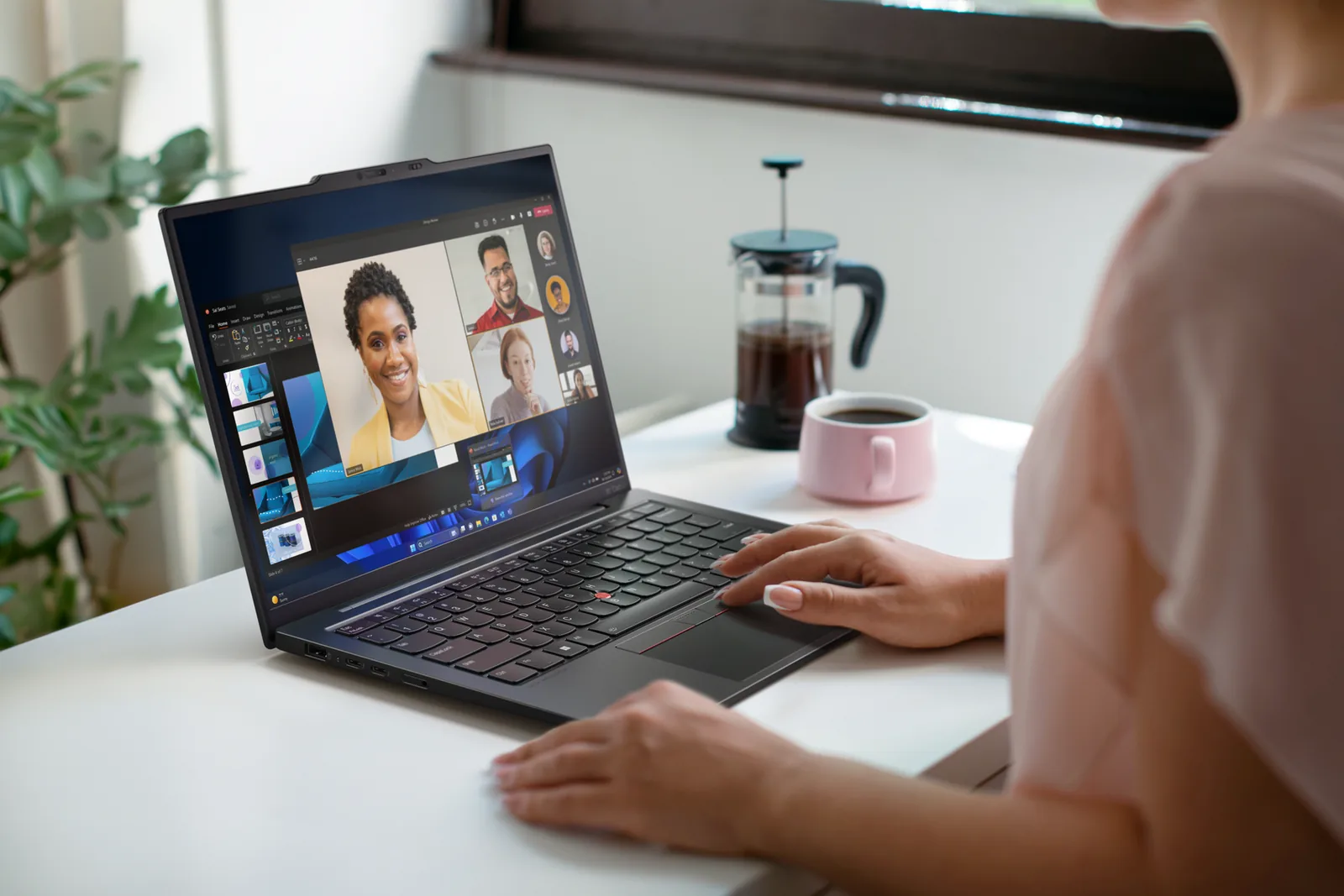 Mitarbeiterin arbeitet am Lenovo ThinkPad im Videocall (Foto: Lenovo)